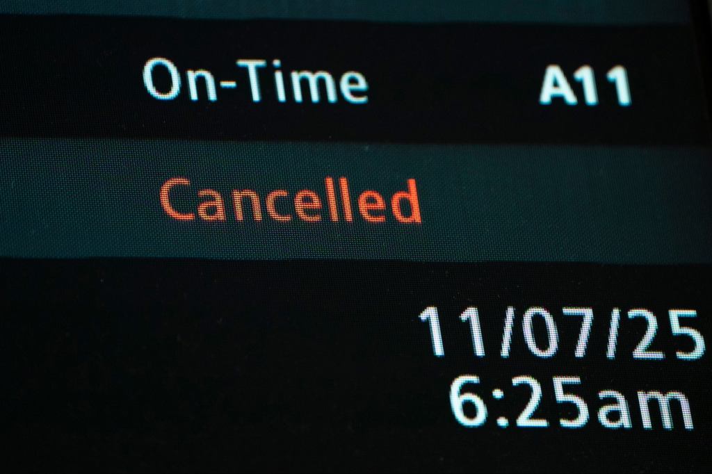 U.S. Flight Cancellations, Delays Fall to Lowest Rate in a Week